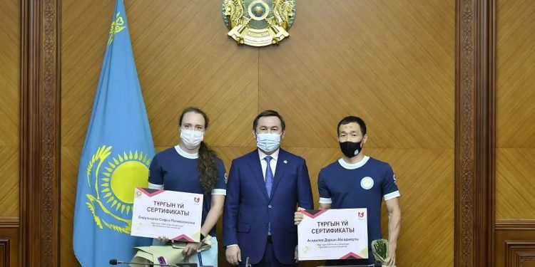 Қала әкімі Олимпиада жүлдегерлеріне пәтер кілтін табыстады