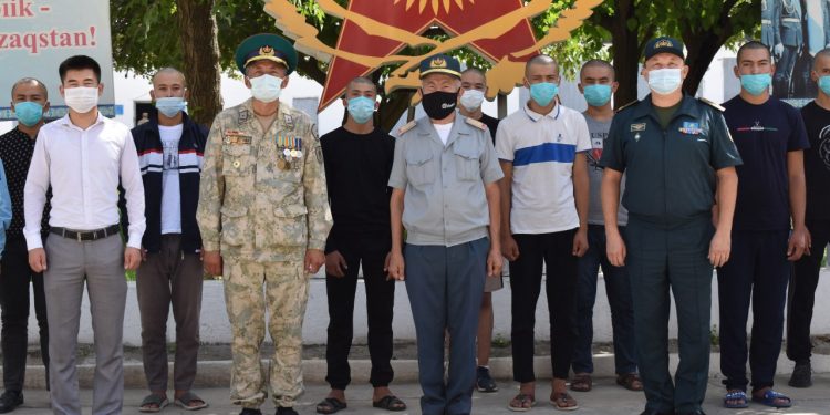 Әскерге шақырылушылар Шымкенттен Батыс Қазақстанға аттанды