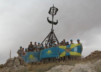 Әскерилер мен жас сарбаздар Қазығұрт тауының шыңына ту тікті