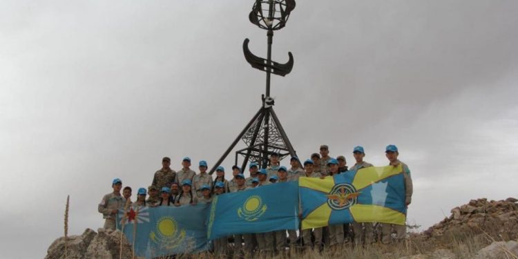 Әскерилер мен жас сарбаздар Қазығұрт тауының шыңына ту тікті