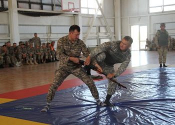 Әскерилер дене дайындығы байқауында шеберліктерін көрсетті