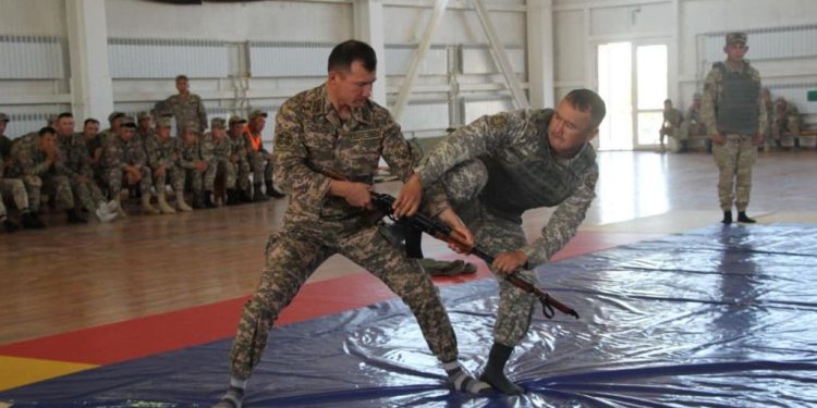 Әскерилер дене дайындығы байқауында шеберліктерін көрсетті