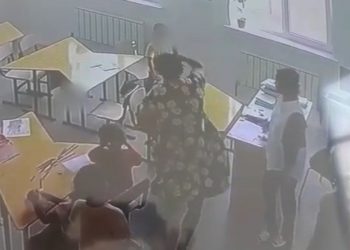 Шымкентте оқушыны сыныптасының әжесі ұрған