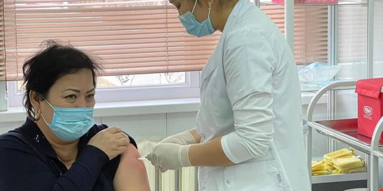 Түркістан: 50-ге жуық медицина қызметкері ревакцинация алды