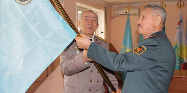 Шымкентте «Қарулы Күштердің ардагерлері» республикалық қоғамдық бірлестігінің туы табыс етілді