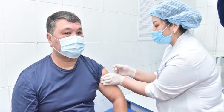 Мәслихат хатшысы ревакцинация жасады