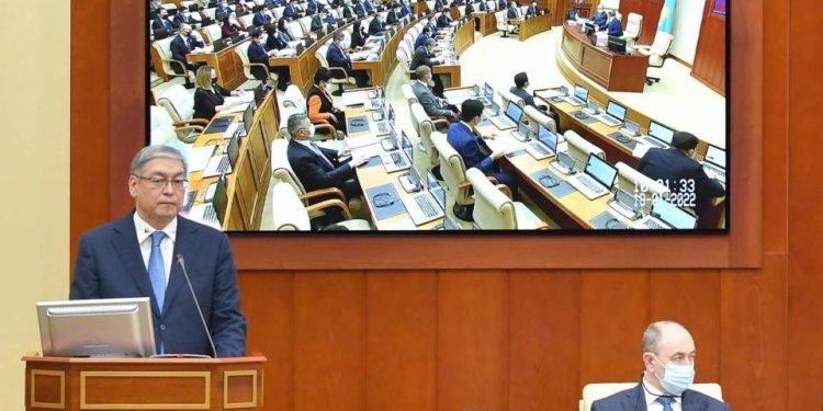Парламент Мәжілісінің жалпы отырысында саяси партиялар туралы заң жобасы таныстырылды