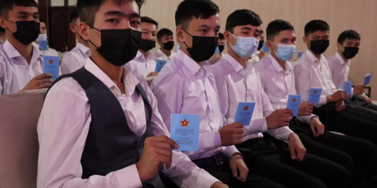 Түркістан : Болашақ Отан қорғаушыларға тіркеу куәліктері табыс етілді