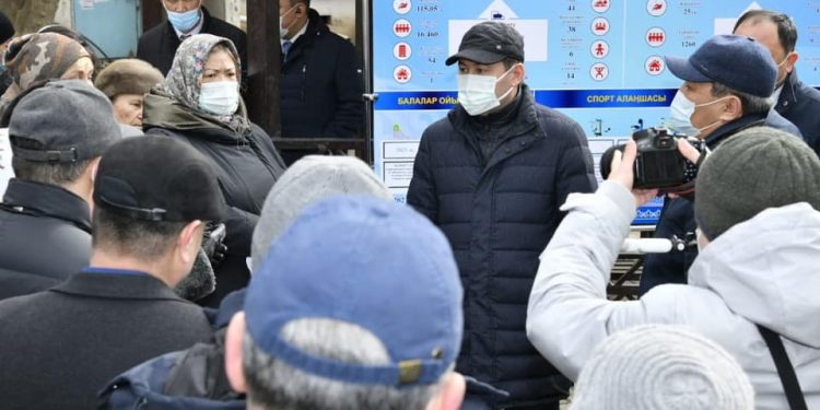 Шымкент әкімі орталықта орналасқан шағын аудан тұрғындарымен кездесті