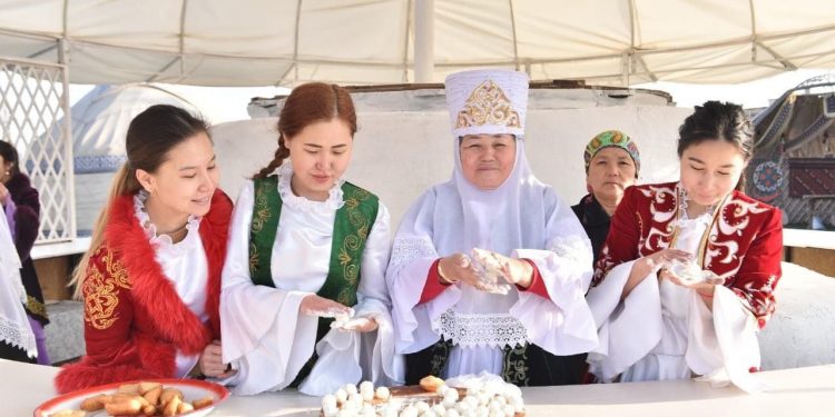 Шымкентте Алғыс айту күнінде 1 миллион құрт пен бауырсақ таратылды