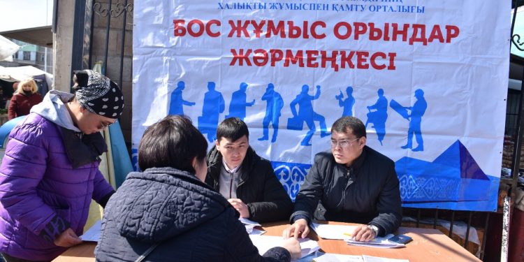 Шымкентте жастарға арналған бос жұмыс орындары жәрмеңкесі өтті