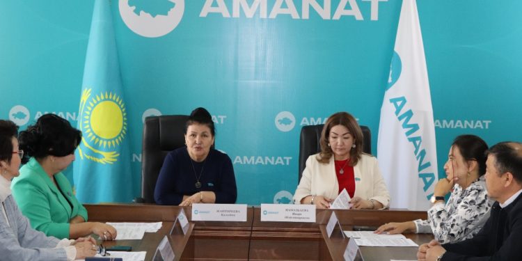 «AMANAT» : Жұмыспен қамту шаралары партия мәжілісінде талқыланды