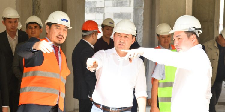 Аким города ознакомился со строительством международной школы «ALAN»
