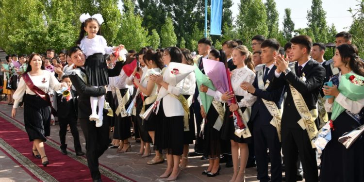 Более 11 тысяч школьников окончили школу в Шымкенте