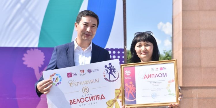 В преддверии празднования дня города болельщики наградили молодежь