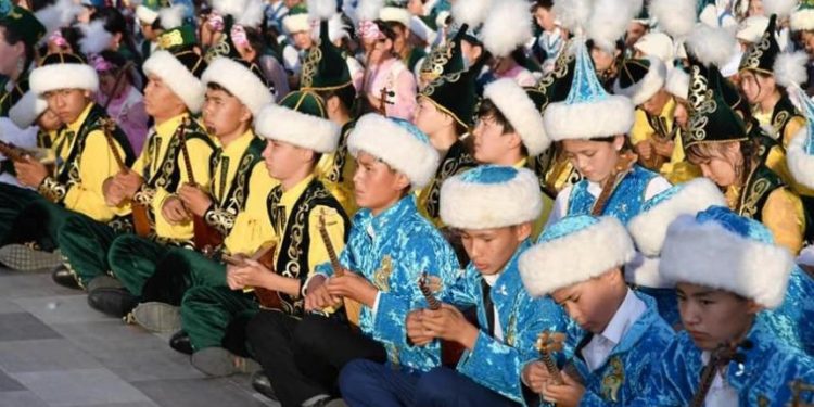 Түркістанда бір мезгілде 1500 оқушы күй тартты