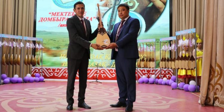 Түркістан: Түлкібаста түлектер мен депутаттар мектепке 40 домбыра сыйлады