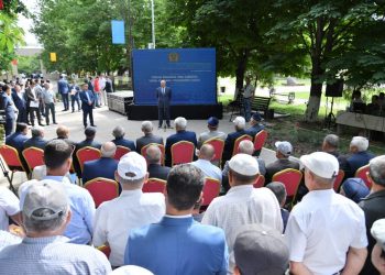 Өмірзақ Шөкеев сайрамдықтардың сауалдарына жауап берді