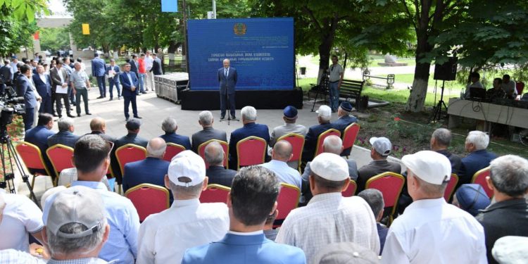Өмірзақ Шөкеев сайрамдықтардың сауалдарына жауап берді