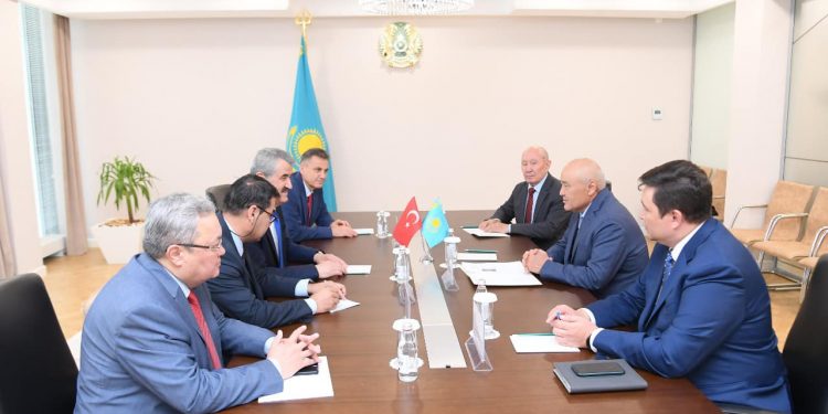Өмірзақ Шөкеев Туркиядан арнайы келген делегациямен кездесті
