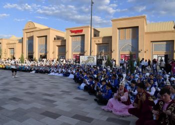 Шымкентте демеушілердің қолдауымен балаларға мерекелік кеш ұйымдастырылды