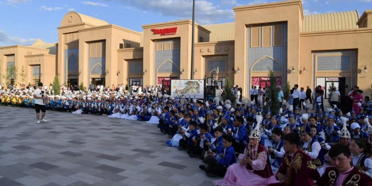 Шымкентте демеушілердің қолдауымен балаларға мерекелік кеш ұйымдастырылды