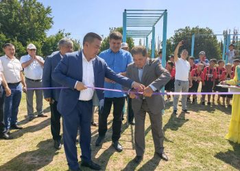 Түркістан: Түлкібаста демеушілер есебінен кіші футбол алаңшасы ашылды