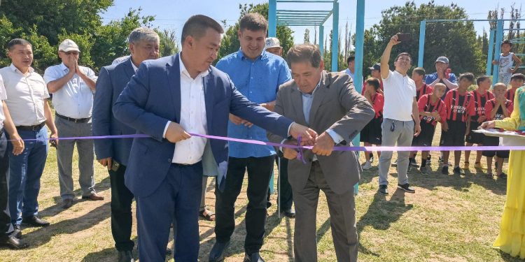 Түркістан: Түлкібаста демеушілер есебінен кіші футбол алаңшасы ашылды