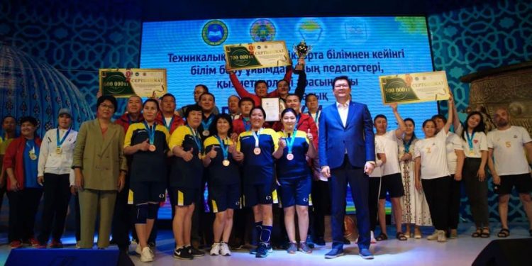 Түркістан облысының ұстаздары топ жарды