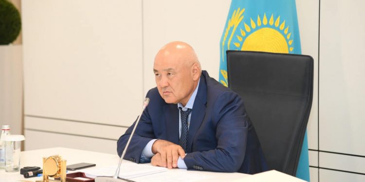 Ө.Шөкеев: «Жақын елді мекендерде оқушыларды автобуспен тасымалдауға басымдық беру керек»