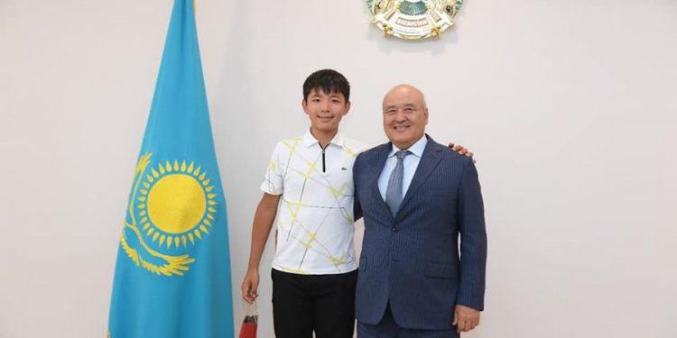 Өмірзақ Шөкеев танымал жас теннисшіге құрмет көрсетті
