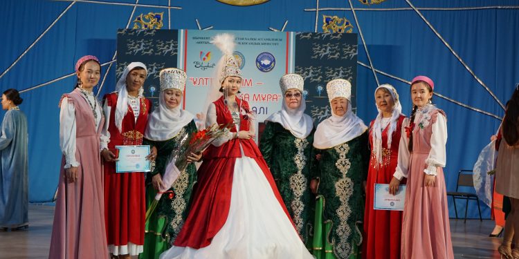 В Шымкенте прошла выставка модных моделей в национальном стиле