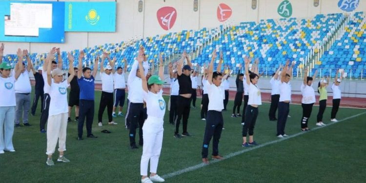 Түркістан: Мемлекеттік қызметкерлер таңғы жаттығуға шықты