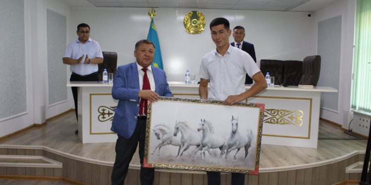 Түркістан: Сайрам аудан әкімі ерлік көрсеткен Қансейт Мұхамедке алғысын білдірді
