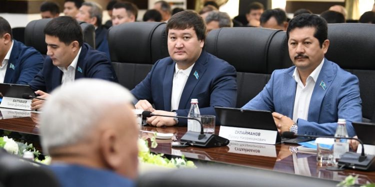 Шымкент: Мәслихаттың кезекті сессиясы өтті