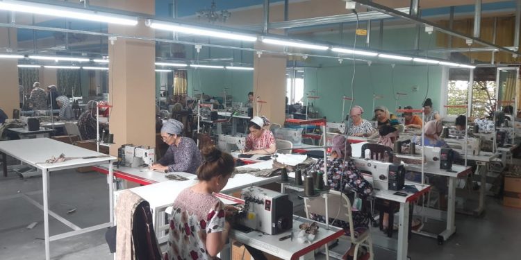 Түркістан: Сайрамдағы жаңа тігін шеберханасы 28 мың дана әскери киім тігуге тапсырыс алды