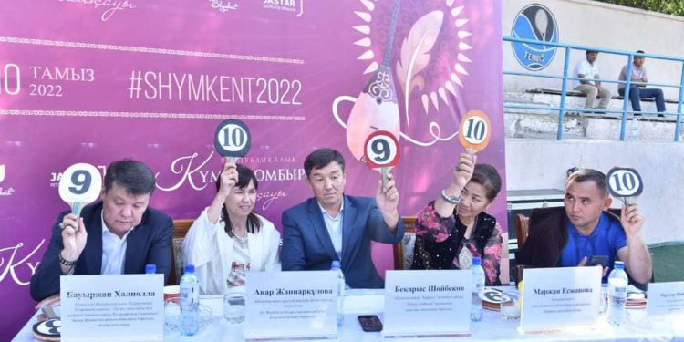 «Күміс домбыра»: Абай күніне орай айтыс өтті