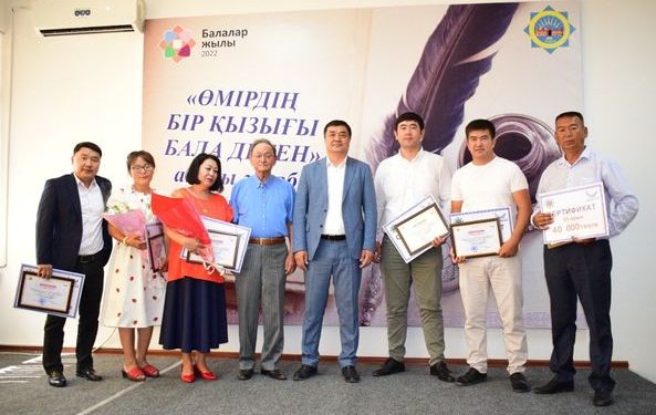 Отырар: Ақындар балалар тақырыбын жырына арқау етті