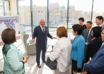 ӨМІРЗАҚ ШӨКЕЕВ ҰСТАЗДАРҒА ЖАҢАРҒАН ТҮРКІСТАНДЫ КӨРСЕТТІ