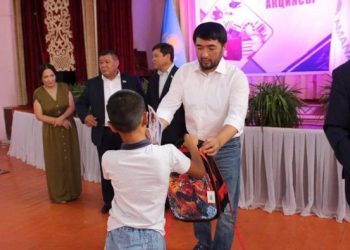 ТҮРКІСТАН: ДЕПУТАТТАР 200-ДЕН АСТАМ БАЛАНЫ МЕКТЕП ФОРМАСЫМЕН ҚАМТЫДЫ