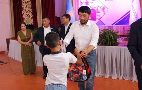 ТҮРКІСТАН: ДЕПУТАТТАР 200-ДЕН АСТАМ БАЛАНЫ МЕКТЕП ФОРМАСЫМЕН ҚАМТЫДЫ