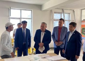 САУРАНДА ЖАҢА МЕКТЕП БОЙ КӨТЕРУДЕ