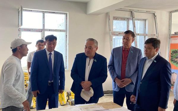 САУРАНДА ЖАҢА МЕКТЕП БОЙ КӨТЕРУДЕ