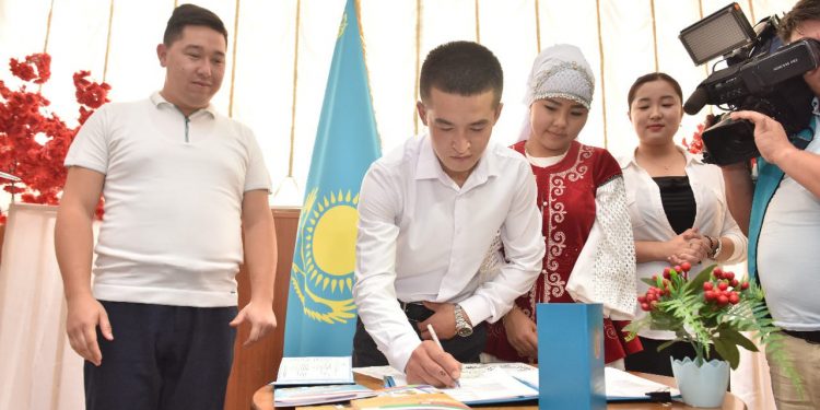 ШЫМКЕНТТЕ «ОТБАСЫ КҮНІ» ҮЙЛЕНГЕНДЕРГЕ НЕКЕ КУӘЛІГІ БЕРІЛДІ