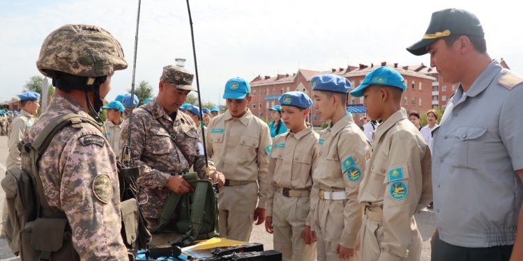 Шымкентте оқушылар әскерилердің өмірімен танысты