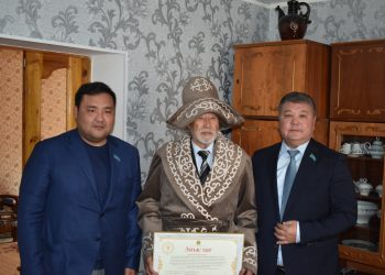 Шымкент мәслихаты ардагерлерді қарттар күнімен құттықтады