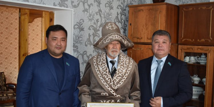 Шымкент мәслихаты ардагерлерді қарттар күнімен құттықтады