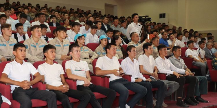 Арыс тұрғындары әскерге шақырылушылардың алғашқы легін шығарып салды