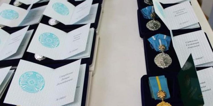 ТҮРКІСТАН: САЙРАМДЫҚ АНАЛАР «АЛТЫН АЛҚА» ЖӘНЕ «КҮМІС АЛҚА»-МЕН МАРАПАТТАЛДЫ