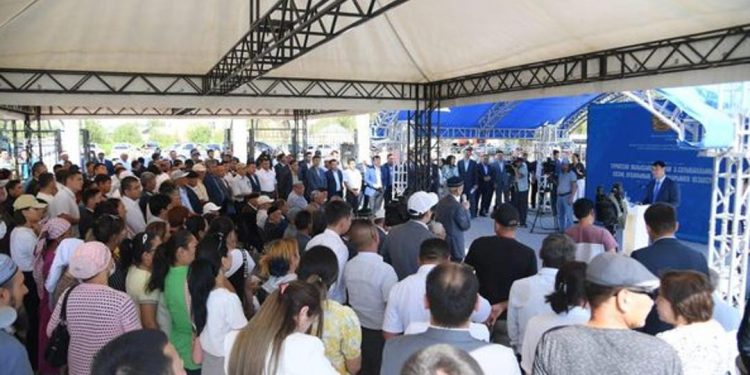 ТҮРКІСТАН: ОБЛЫС ӘКІМІ СОЗАҚ ТҰРҒЫНДАРЫМЕН КЕЗДЕСТІ